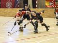 Manu Ruibal tratando de llevarse la bola ante dos jugadores del Aluche en el partido de vuelta
