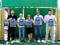 Los representantes del Concello de Carballo y de la SD Oza con el cartel del torneo