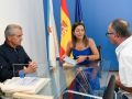 Villaverde (c.), este martes con representantes de la cofradía de Corcubión