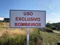 Señal colocada en uno de los puntos de toma de agua advirtiendo de su uso exclusivo por parte de los bomberos
