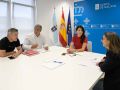 Un momento de la reunión mantenida por la conselleira María Martínez Allegue y el alcalde de Corcubión, Francisco Xabier Domínugez