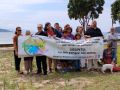 Los participantes en el acto posando con una pancarta reivincativa