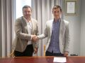 Gonzáleza Formoso y Luis Insua en la firma del convenio entre la Diputación y el Concello de Fisterra