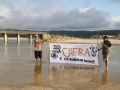Decenas de personas participan en la protesta para exigir a Medio Ambiente la reapertura del canal que conecta la laguna con el mar