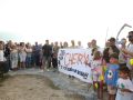 Decenas de personas participan en la protesta para exigir a Medio Ambiente la reapertura del canal que conecta la laguna con el mar