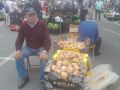 Un puesto de patatas en la feria de este domingo en Paiosaco