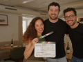 Jaume Bernabeu, autor del documental, con los responsables de la firma camariñana Agocho do Bico
