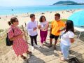 En el centro la delegada territorial de la Xunta, Belén do Campo, en la visita que realizó a la playa fisterrana de Langosteira