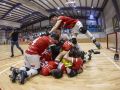 Álex Pérez (dorsal 7) saltando sobre sus compañeros en la celebración del ascenso nada más terminar el partido ante el Aluche