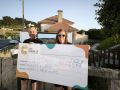 El ganador con su cheque de 50 euros