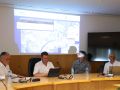 En el centro, el alcalde de Ponteceso, José Manuel Mato, y el director de Augas de Galicia, Roi Fernández