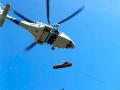 Momento en el que el helicóptero Pesca I iza a la herida
