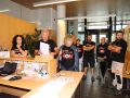 Dos mil vecinos exigen cambiar el PXOM y frenar las plantas de biogás en suelo rústico larachés Representantes de Stop biogás A Laracha presentando en el registro la iniciativa popular