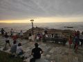 La aparición de las nubes desluce la visión del eclipse en buena parte de la Costa da Morte Un grupo de personas observando el eclipse desde el paseo de Caión