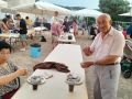 La sardiñada de la comisión de fiestas de Caión fue todo un éxito Un grupo de personas degustando sardinas asadas en la Horta do Cura de Caión