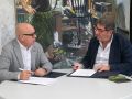 Xosé Regueira y Raúl González firmando este viernes el convenio de colaboración