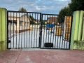 El BNG critica el retraso de las obras del CEIP O Areal y exige una solución a la Xunta Parte del patio del colegio está ocupado por materiales de obras
