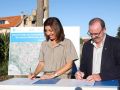 Xunta y Concello de Malpica destinan 1,25 millones a la construcción de la EDAR y de la red de saneamiento de Beo La conselleira Ángeles Vázquez y el alcalde de Malpica, Eduardo Parga, firmando el convenio