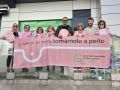 Pancarta contra el cancer de mama en Carballo