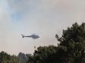 Un helicóptero combatiendo un incendio ocurrido entre Carballo y Caión