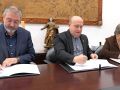 Luciano G. Ayala, Francisco José Prieto, arzobispo de Santiago de Compostela y Pilar Farjas, durante la firma del convenio