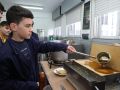 Alumnos de Fonteboa en una jornada práctica sobre apicultura
