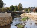 Nivel del río Anllóns a su paso este martes por el centro carballés