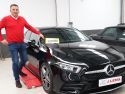 Julio Lema muestra uno de los vehículos vendidos en esta jornada