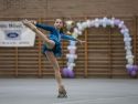 Una joven patinadora en la competición