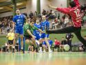 Julián López lanza a portería ante el Carballal