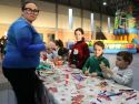 Las actividades organizadas en Malpica incluyeron manualidades, comida e hinchables