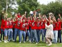 Jugadores y presidenta del san lorenzo levantando la copa