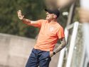 Juan Cabrejo, entrenador de un Camariñas que se llevó el derbi ante el Fisterra