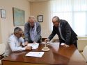 Daniel Pérez reunido ayer con el concejal de Obras y el párroco de Carballo