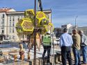 Daniel Pérez visitó los trabajos en el parque infantil de la Praza do Outeiro de Carballo