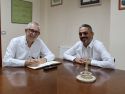 Evencio Ferrero firma el libro de honor del Concello acompañado de su sucesor, Daniel Pérez