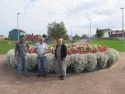 El teniente de alcalde, derecha, con los dos miembros del jurado en uno de los jardines