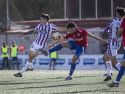 El central Fito intenta cortar un balón obstaculizado por un rival en el partido ante el Valladolid Promesas  | Raúl López