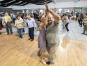 Sesión de baile el domingo en el mercado de Carballo