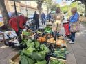 Uno de los puestos de verduras en la feira de Carballo