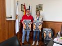 El alcalde de Ponteceso, José Manuel Mato, con el cartel de la Feira das Fabas