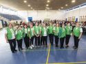 La junta local de la AECC de Coristanco en la comida anual que reunió a cerca de 400 personas en el polideportivo municipal