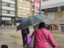Usando el paraguas en Carballo en los días del último temporal