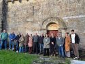 Los asistentes a la inauguración posando ante la fachada de la iglesia parroquial de Santiago de Cereixo