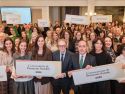 Las entidades sociales seleccionadas en la convocatoria de Galicia de la Fundación “la Caixa”, ayer, en A Coruña. En el centro de la imagen, Marc Simon, subdirector de Fundación “la Caixa”, y Arturo Parrado, director Xeral de Inclusión Social de la Xunta;