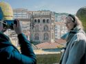 Dous turistas, durante a visita á torre campanario da Catedral de San Martiño, desde onde se divisan fermosas vistas de Ourense