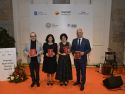 Carmen V. Valiña recollendo o premio