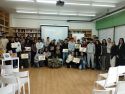 La autora de la obra con el alumnado de Baio en la presentación