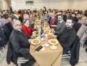 Comida solidaria en Vimianzo con los párrocos de Zas y Cesullas y la directora de Cáritas, por la izquierda