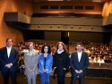 Las autoridades con Paula Carballeira en la función 'As alumnas' en Cee